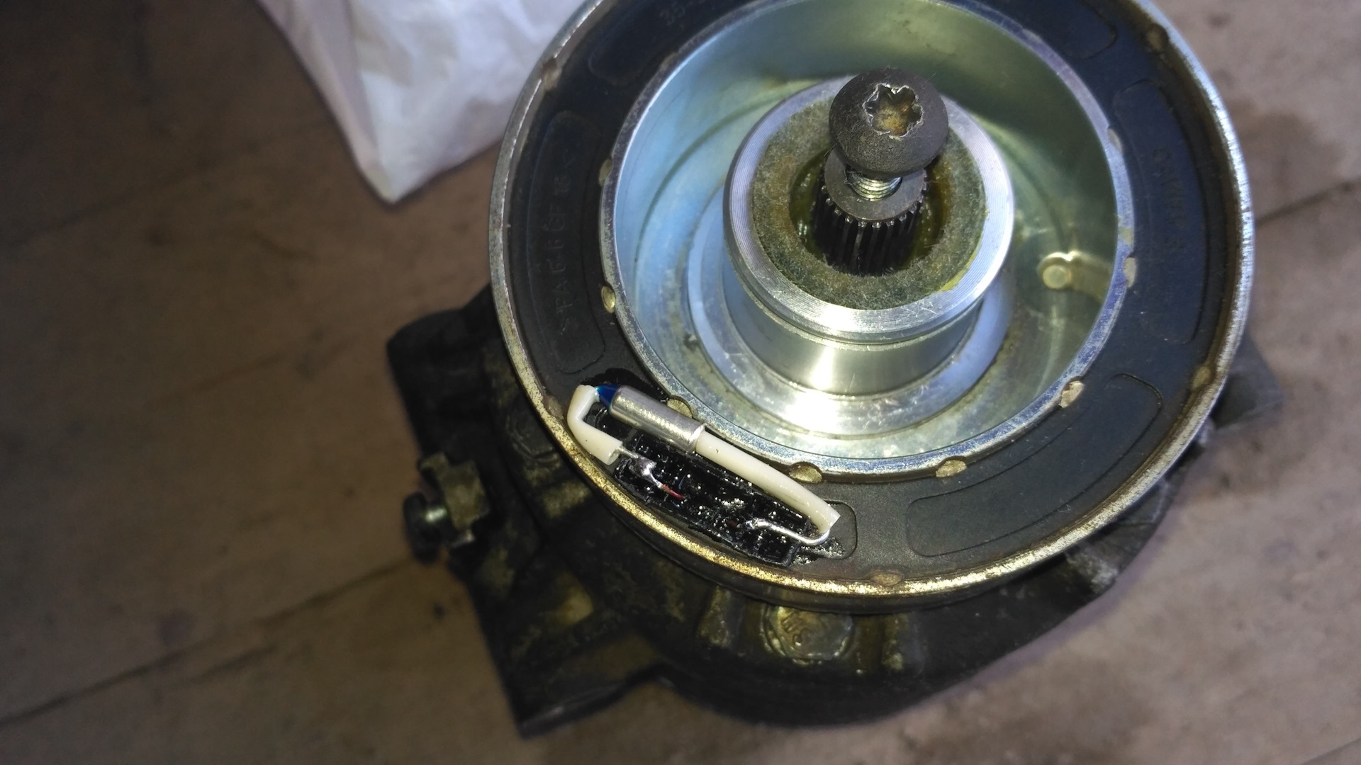 Шумит подшипник кондиционера вольво xc70. Гул компрессора. Фф2 2. Трамблер с 16 sv. Гул компрессора.