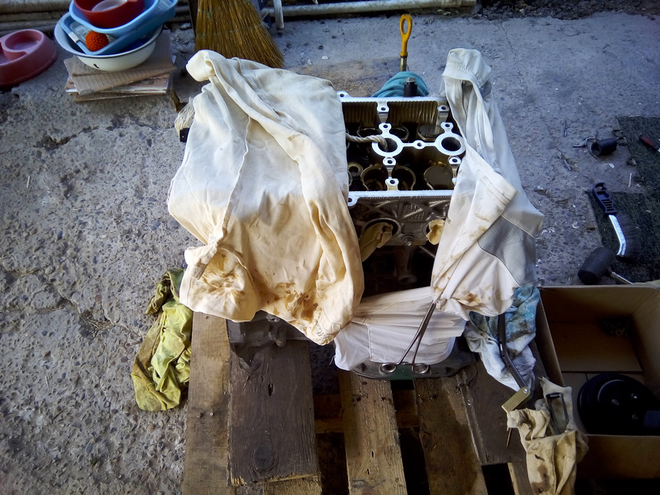 В процессе замены маслосьемных колпачков — Toyota Funcargo