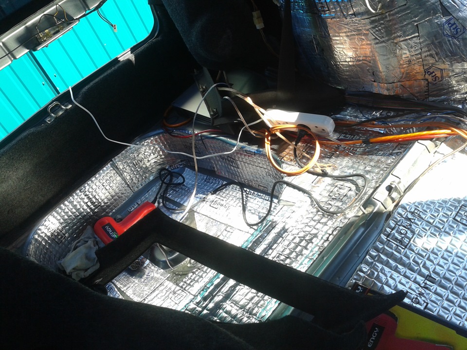 Задние амортизаторы Астон & Шумофф багажника — Lada 21104, 1,6 л, 2007 ...