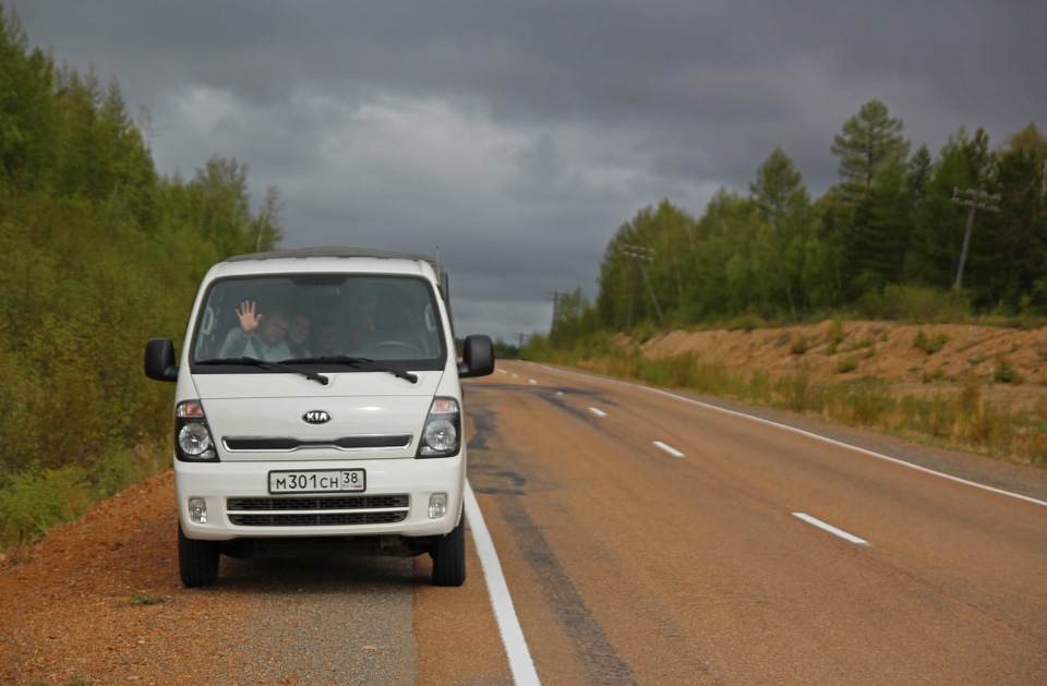 Погода по дороге на остров местами была очень хмурая. Небо фактически лежало на вершинах перевалов. — KIA Bongo (4G)
