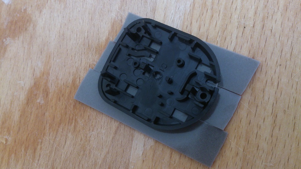 наклеил один слой двухстороннего скотча 3М — Toyota Allex