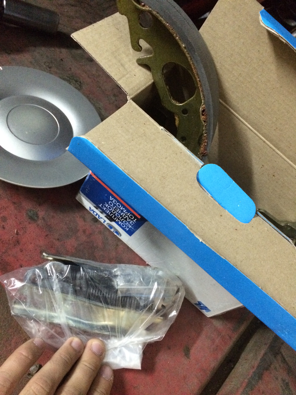 Замена задних колодок, и полного механизма ручника. — Lada Гранта, 1,6 ...