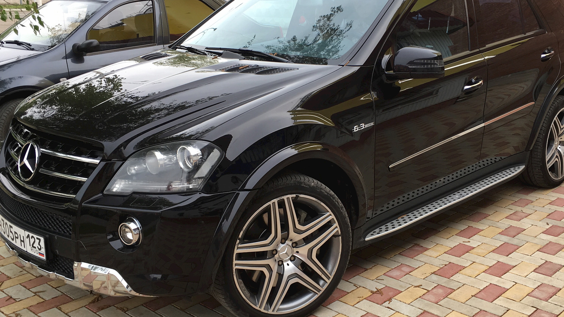 Mercedes-Benz ML 63 AMG (W164) 6.3 бензиновый 2011 | 