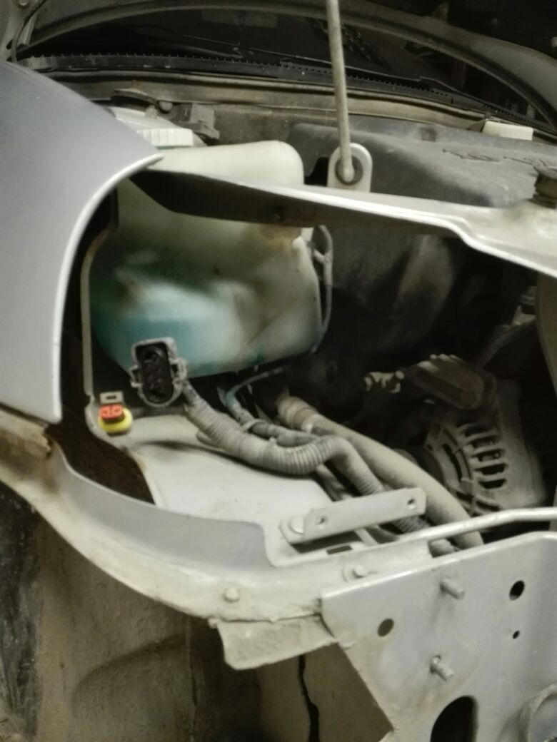 Фара крепится на 4 болтах. Потом надо отцепить профод от поворотника и главную фишку — Lada Калина Хэтчбек (1G)