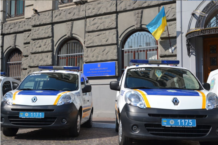 Какие машины на украине. Рено полиция Украины. Renault в полиции Украины. Номера полиции Украины. Милиция Киева.