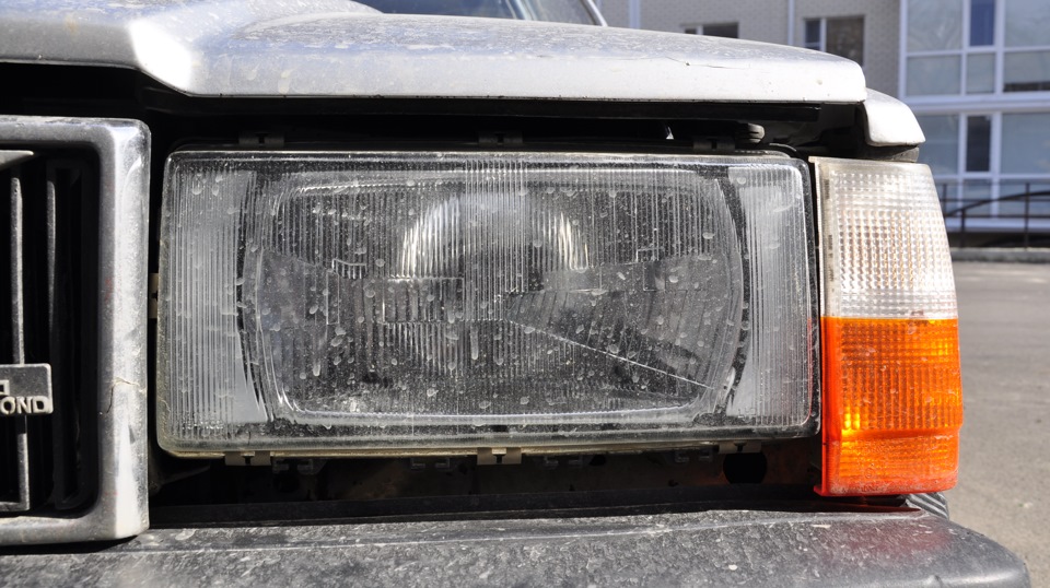 Клейка стекла фары и установка планки под фару — Volvo 740, 2,3 л, 1988 ...