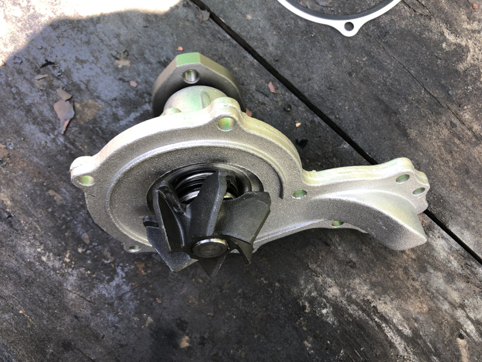 Помпа ОЖ (водяной насос) INA 538033910 — Volkswagen Golf GTI Mk3. Запчасти на фото: 538033910