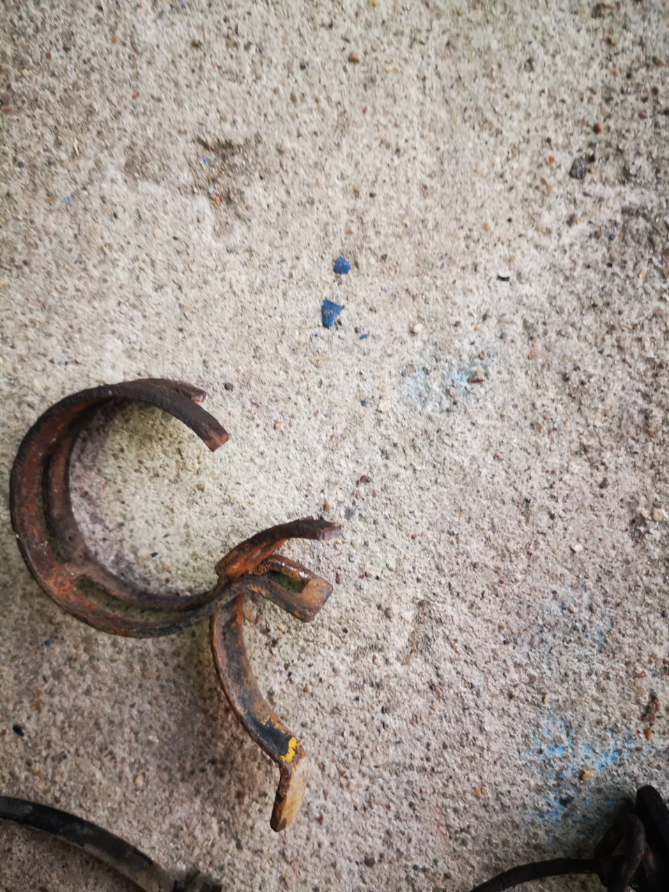 Замена хомутов на шланге бензобака — Hyundai Santa Fe (2G), 2,4 л, 2011 ...