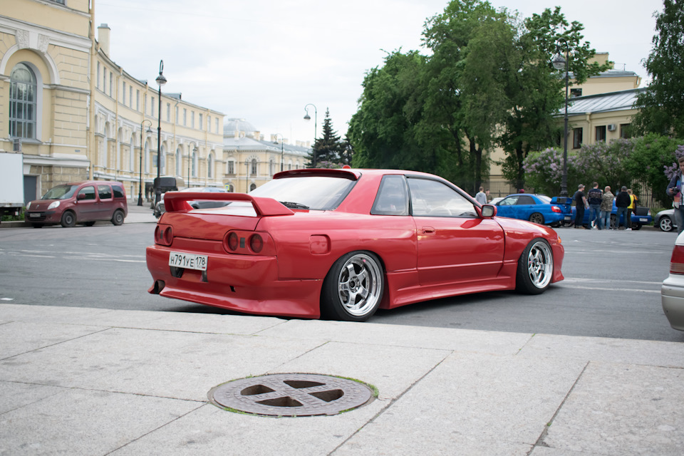 Nissan Skyline r32 красный