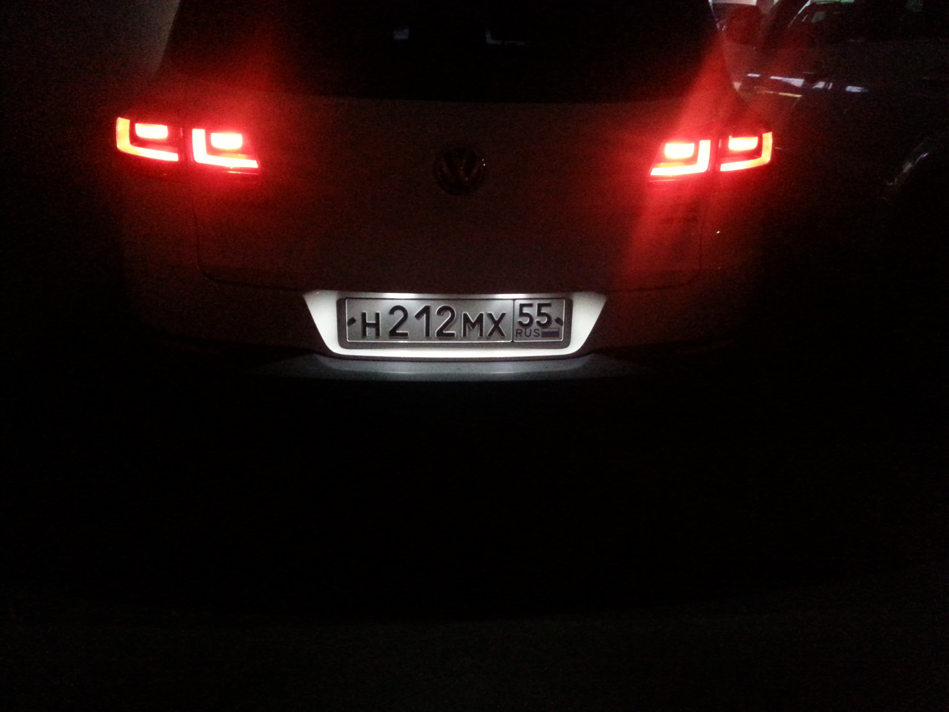 13. Диодная подсветка номера — Volkswagen Tiguan (1G), 2 л, 2011 года ...
