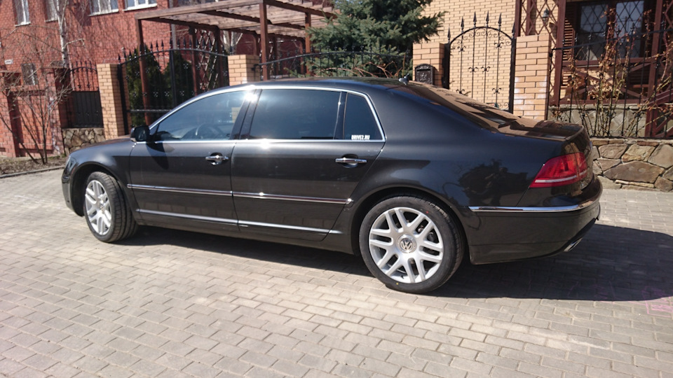 Фаэтон отзывы. VW Phaeton r19. VW Phaeton r20. VW Phaeton r19 Helios. Фольксваген Фаэтон 19.