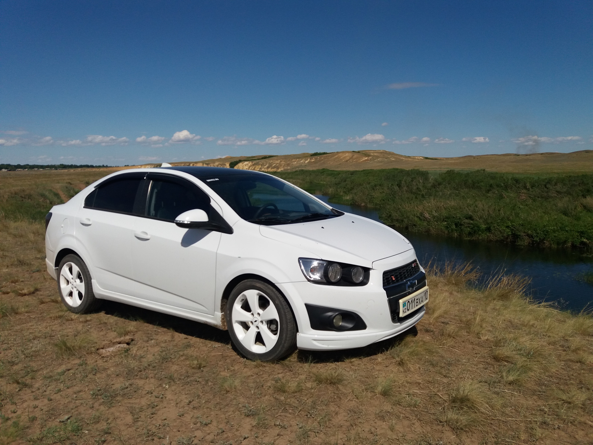 Авео т300 бу. Chevrolet Aveo t300. Chevrolet Aveo t300 хэтчбек белый. Шевроле Авео т300 белая. Aveo t300 седан.