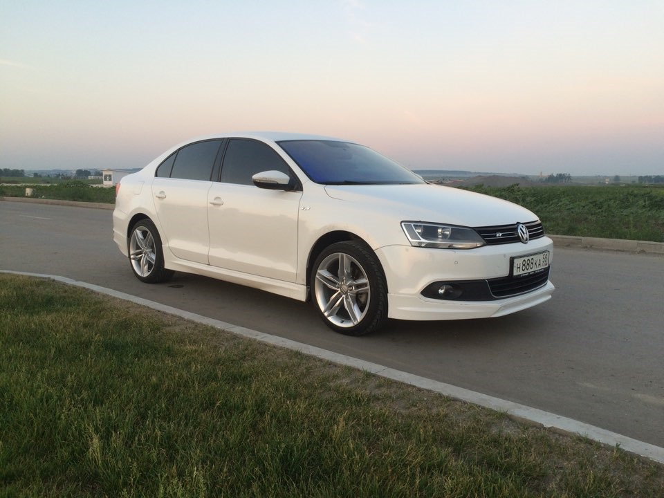 Белый Volkswagen Jetta 6 на литье r16