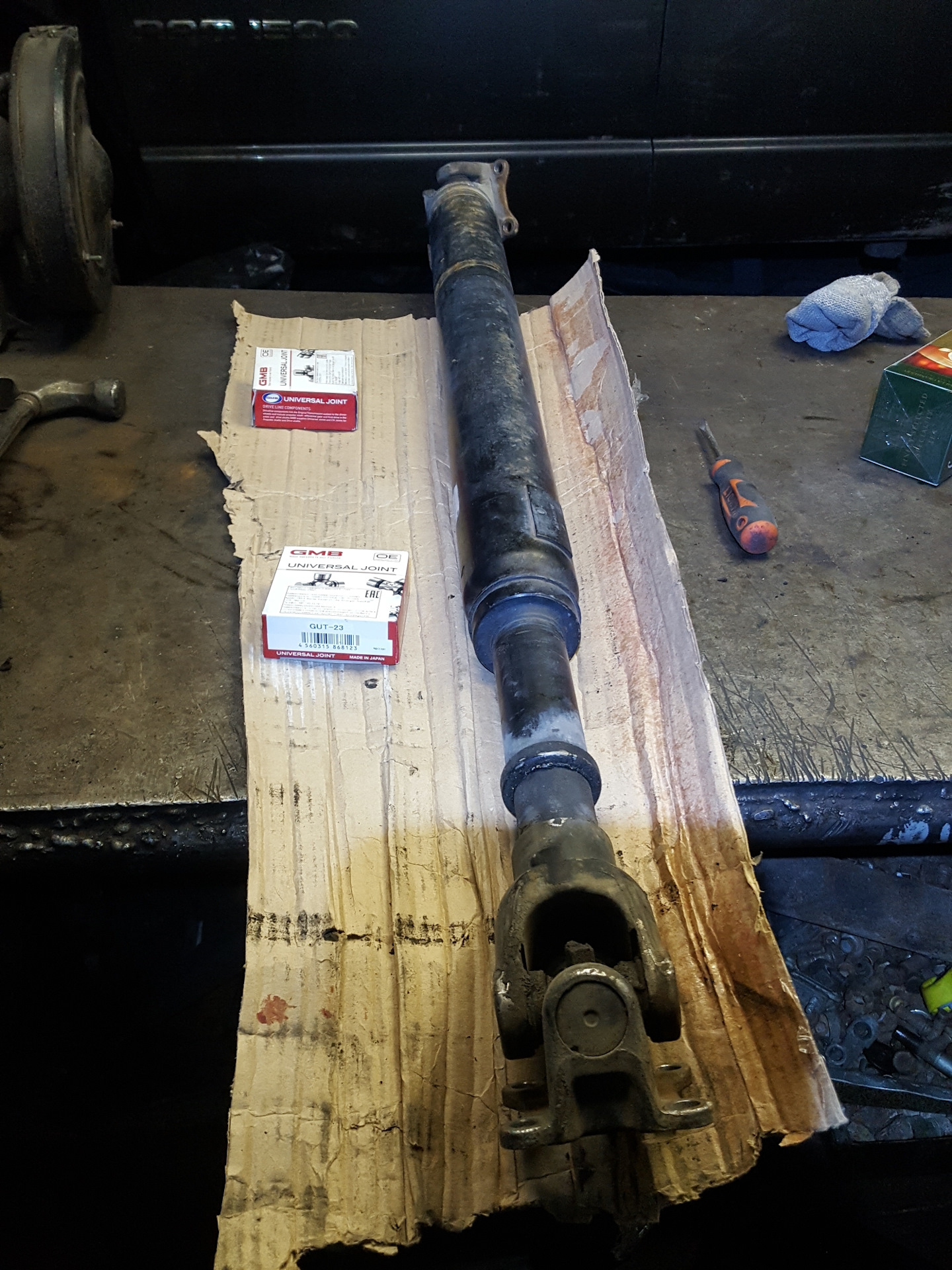 Кардан на ленд крузер 100. Кардан ленд крузер 100. Ленд крузер 100 передний карданный. Кардан toyota land cruiser 100. Езда без кардана на ленд крузер 100 дизель.