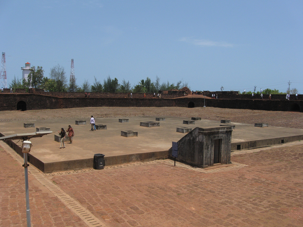 Форт время работы. Форт Агуада. Форты Гоа. Португальские Форты в Индии. Северный Гоа Форт.