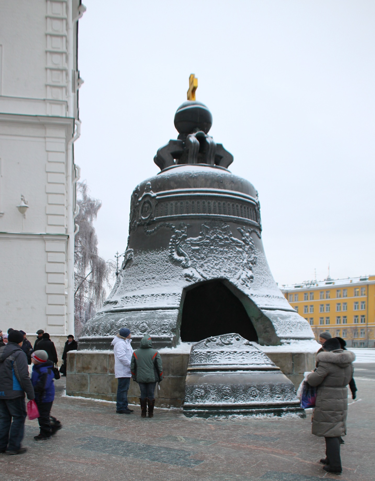 Из какого сплава царь колокол. Царь колокол в Москве. Вес царь колокола в Москве. Царь колокол Монферран. Памятник царь колокол в Москве.