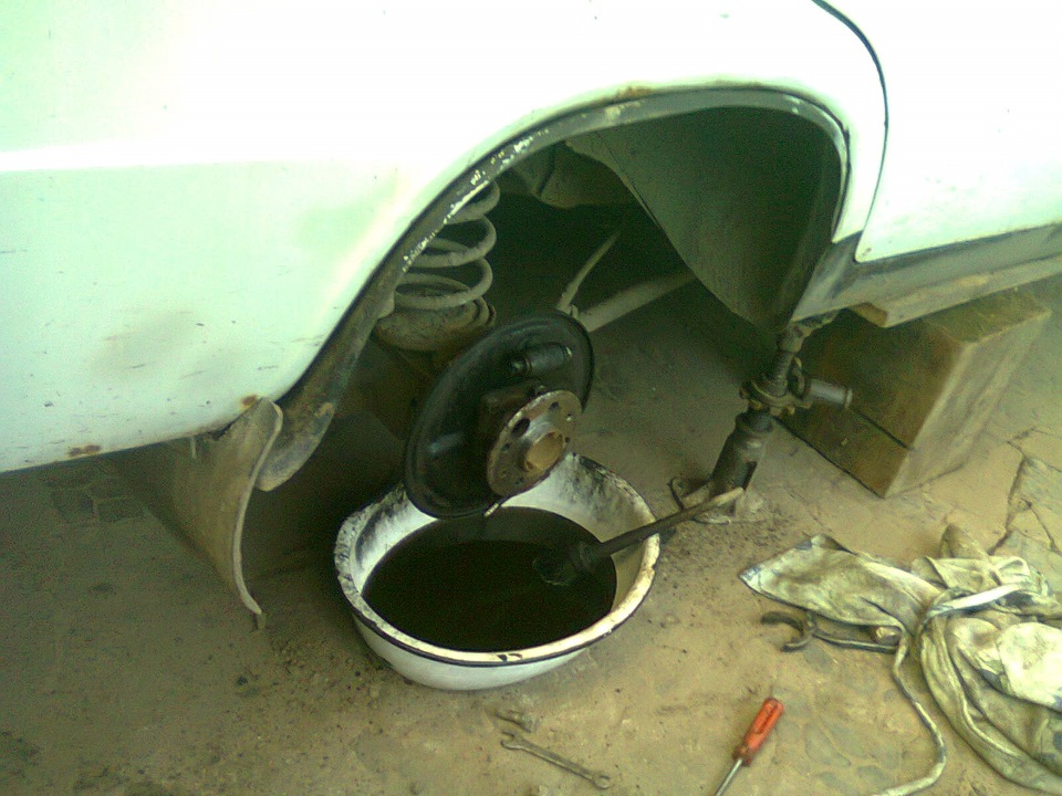 Замена задних колодок и цилиндров — Lada 21065, 1,6 л., 1997 года ...