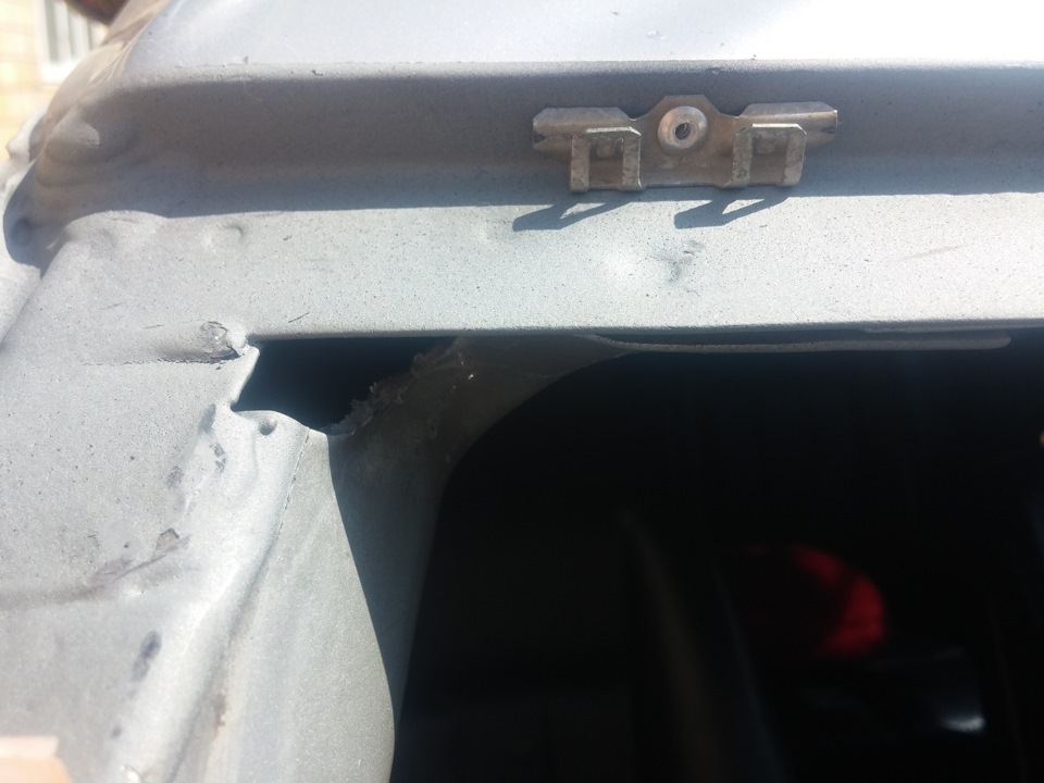 поменял эти держатели верхнего молдинга и клипсы боковых накладок стоек к сожалению фоток нет — Mercedes-Benz S-Class (W140)