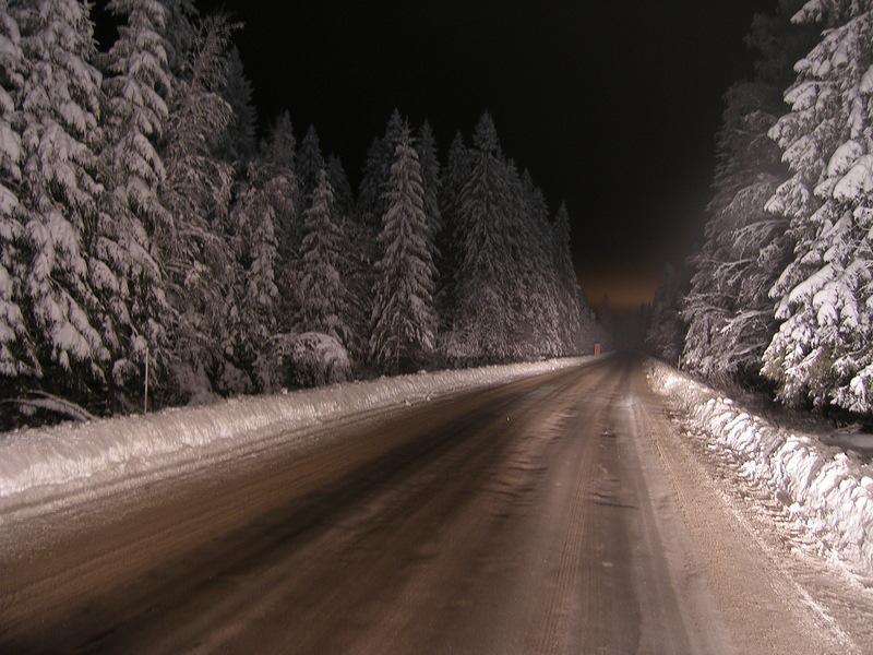 Дорога белела освещенная месяцем. Ночная зимняя трасса. Дорога зима ночь. Дорога зимой ночью. Трасса ночью зимой.