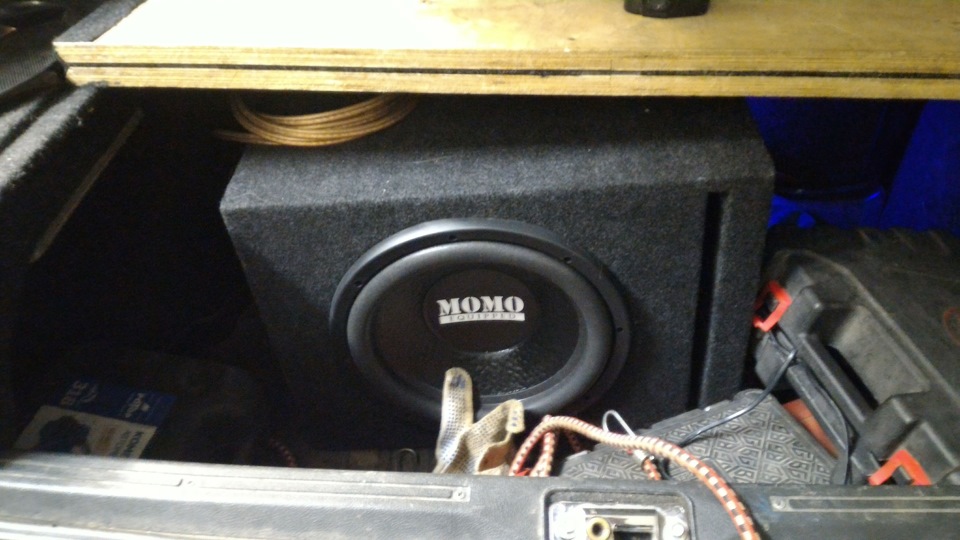 На 40 л примерно, и занимает большую часть багажника — Lada 2114