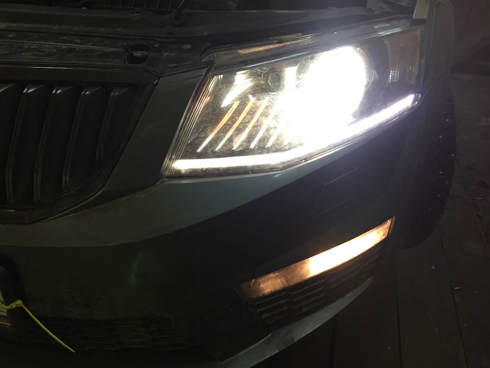 Корнер + габарит + плоска в режиме габарит + ближний — Skoda Octavia A7 Mk3