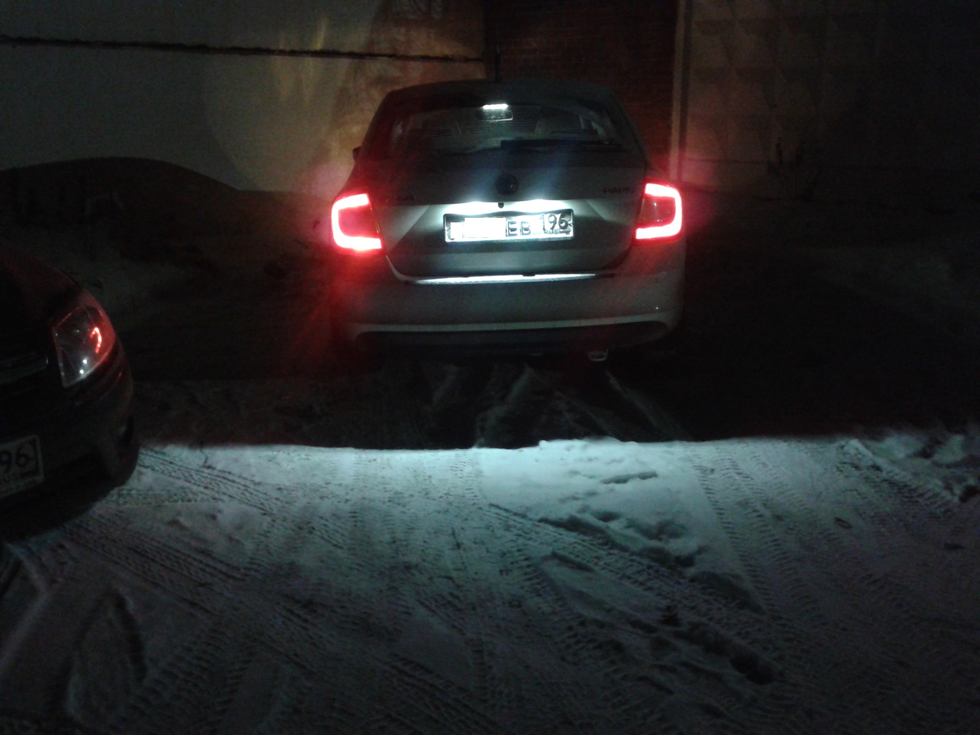 Подсветка дверей kia cerato 1. Подсветка багажника тойота рав 4 4 поколение. Kia cerato 2007 лампочки подсветки дверей. Подсветить 4. Контурная подсветка audi a4 b8.