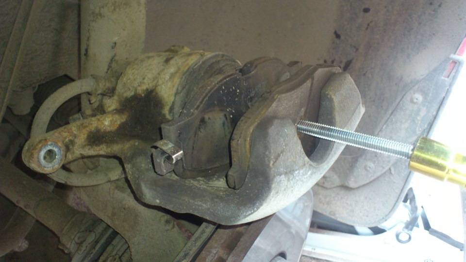 стерлись передние колодки — меняем сами в гараже — Skoda Octavia A7 Mk3 ...