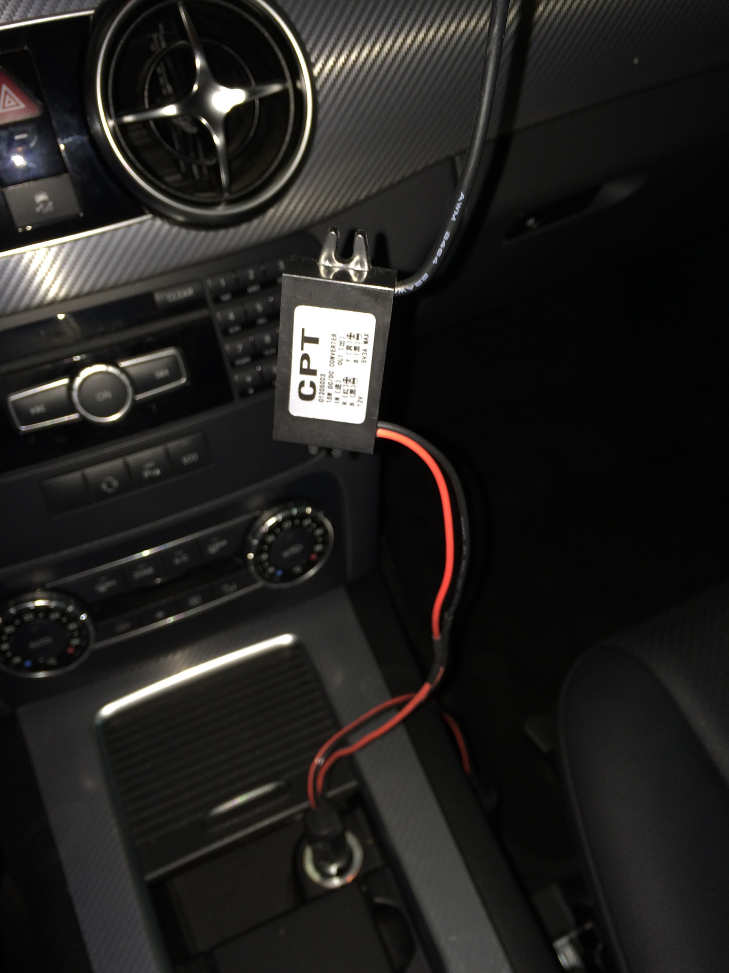 Аукс мерседес. Мерседес GLK 300 гнездо aux. Mercedes GLK 220 разъем aux. GLK 300 aux разъем. Мерседес е300 aux разъем.