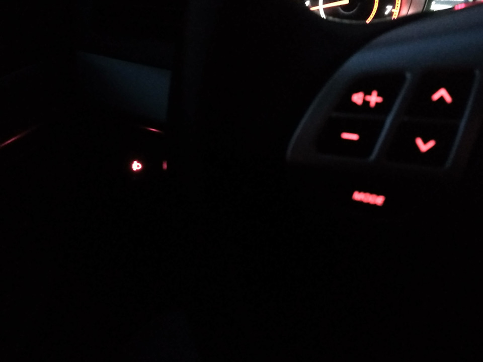 в сравнении с кнопками аудио, светит намного ярче, цвет слабо передается через фото — Mitsubishi Lancer X