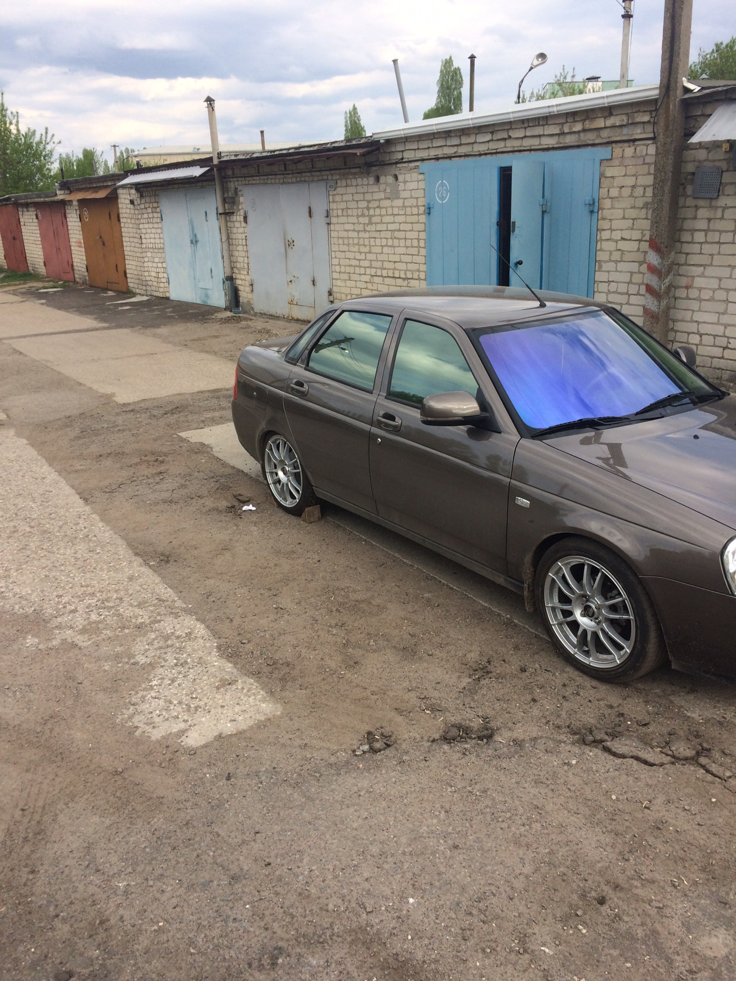 X race af08 r14 приора. R17 zinik. Приора на больших колесах. Приора серая хэтчбек -70. Вылет дисков приора.