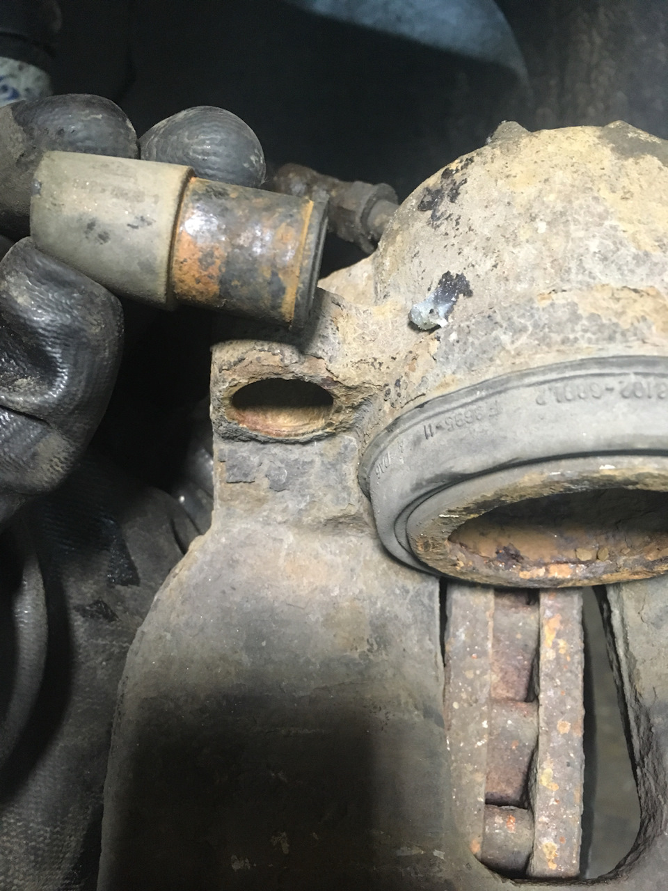 Втулки направляющих суппортов. — Volvo XC70 II, 2,4 л, 2004 года ...