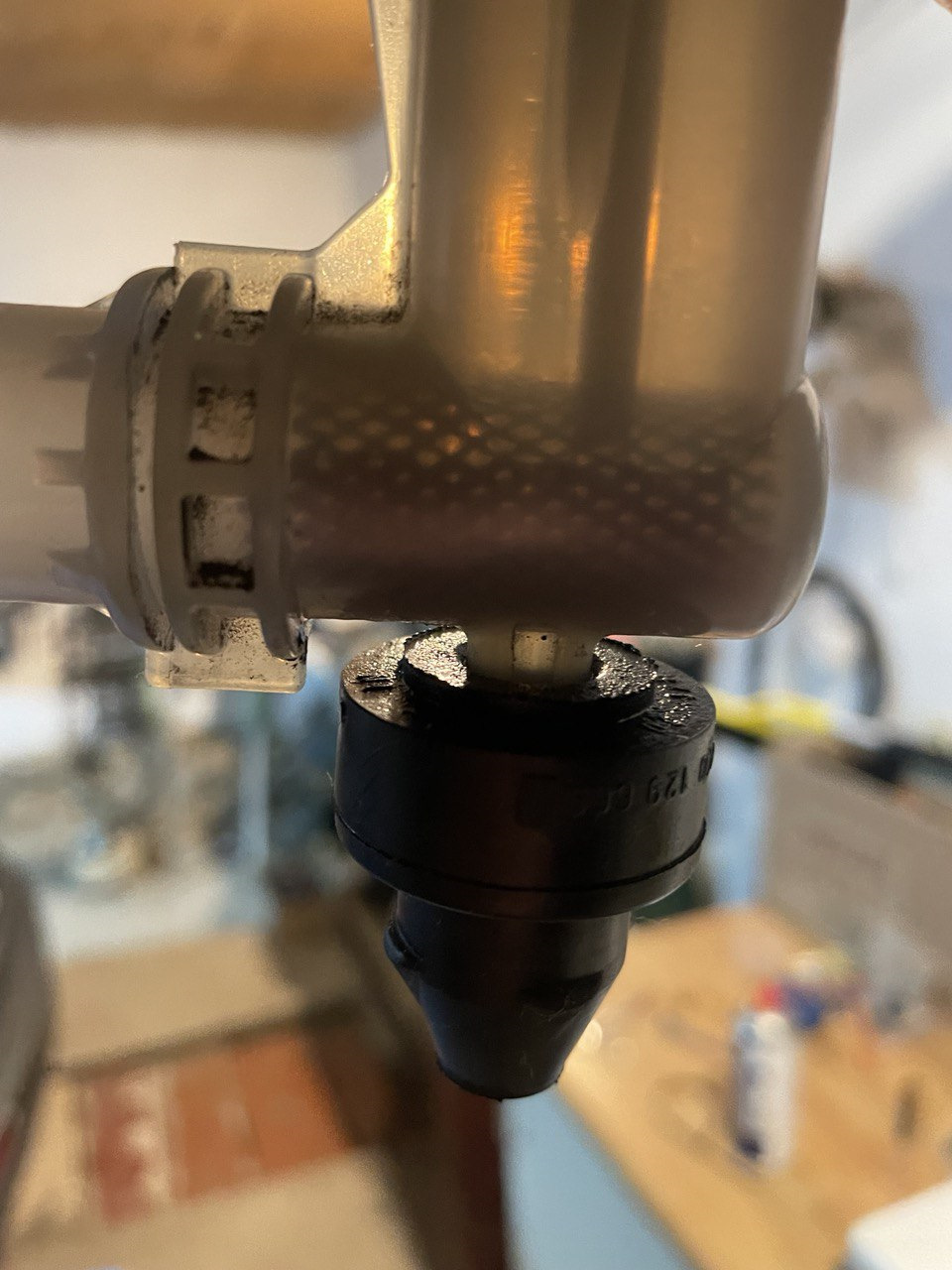 Селикогель в бачке антифриза, замена крышки — Audi Q5 Hybrid (1G), 2 л ...