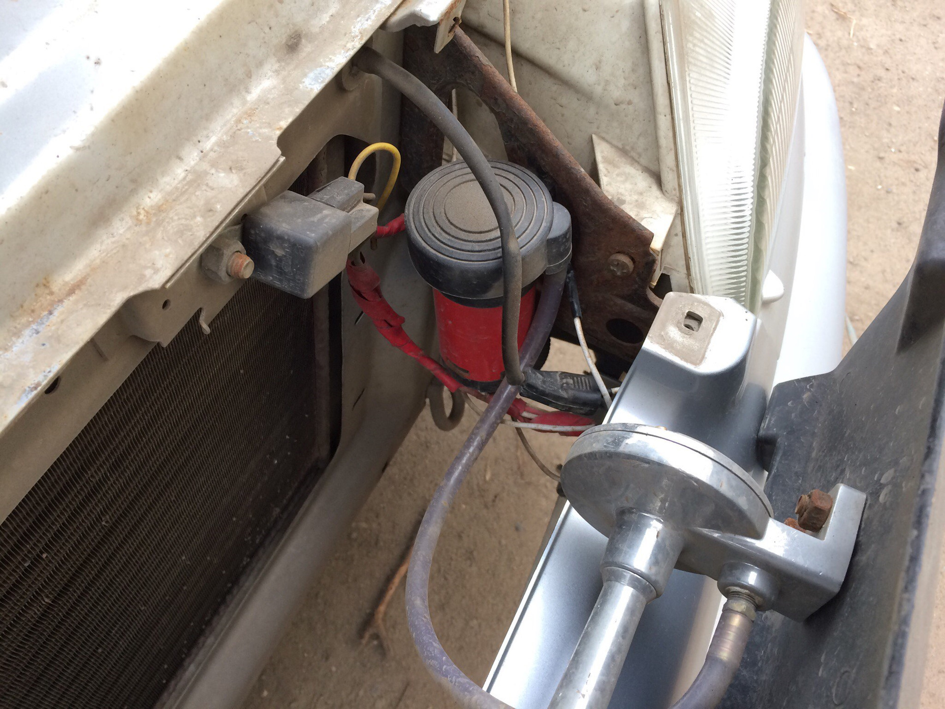 Вокруг обычным спокойным порядком шла работа глубоко внизу сигналили машины гремела арматура