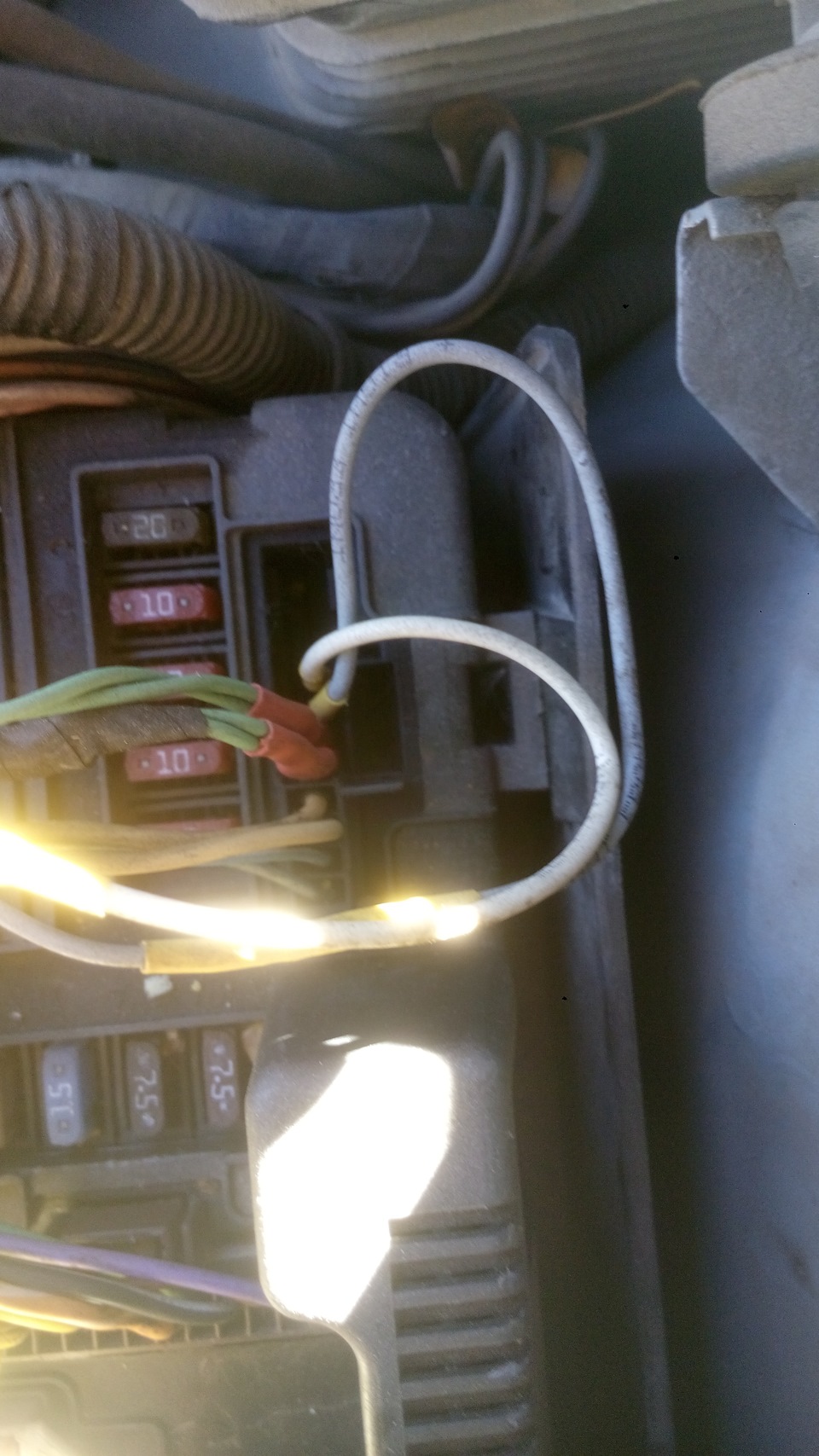 Renault Megane II хетчбек › Logbook › Search for a glitch and hello to the fuse  box under the hood!