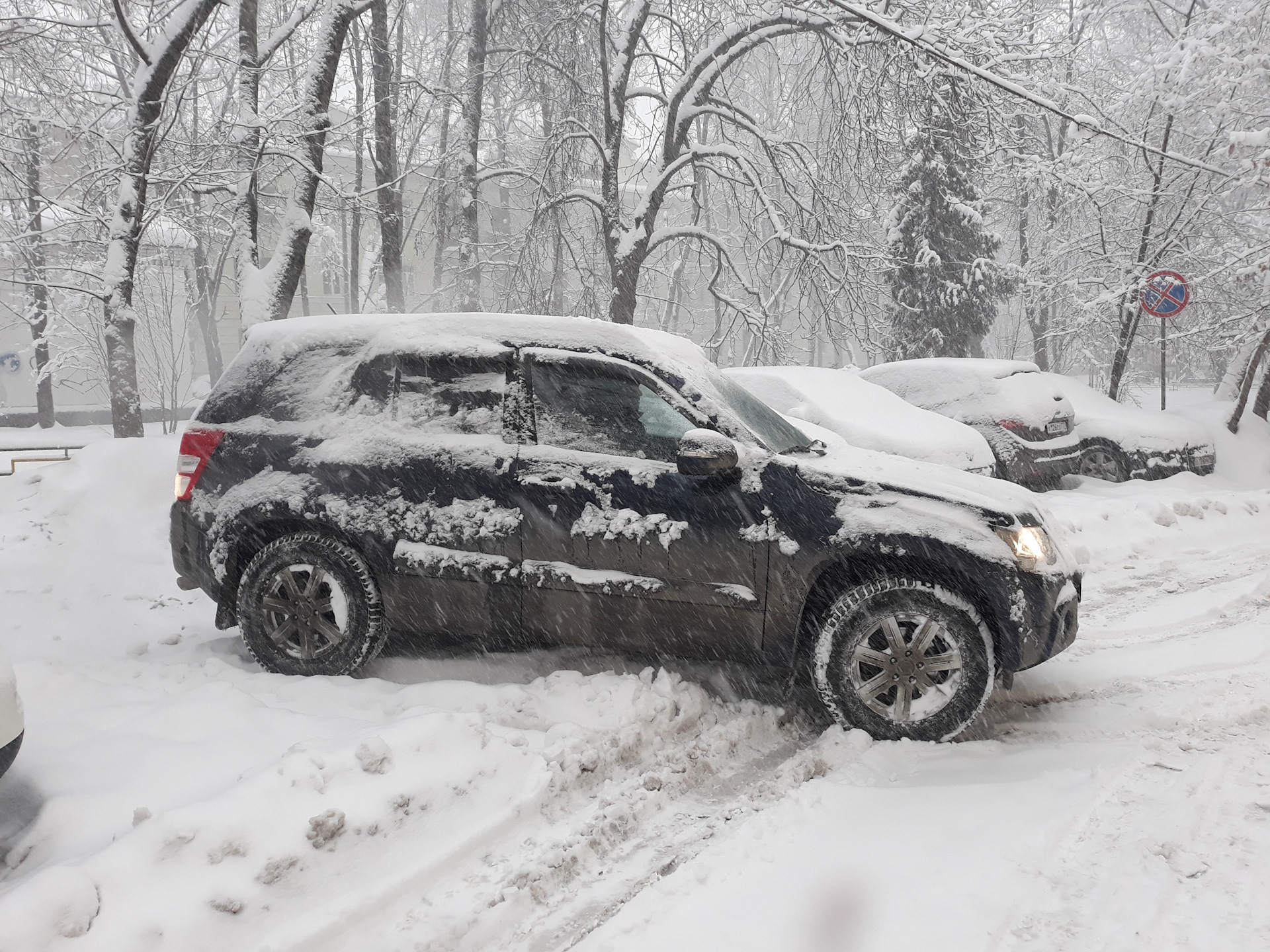 Самый вкусный снег. Самый вкусный снег. Зимний натюрморт на природе. Русские дети зимой в варежках. Испекла вам пирог я друзья.