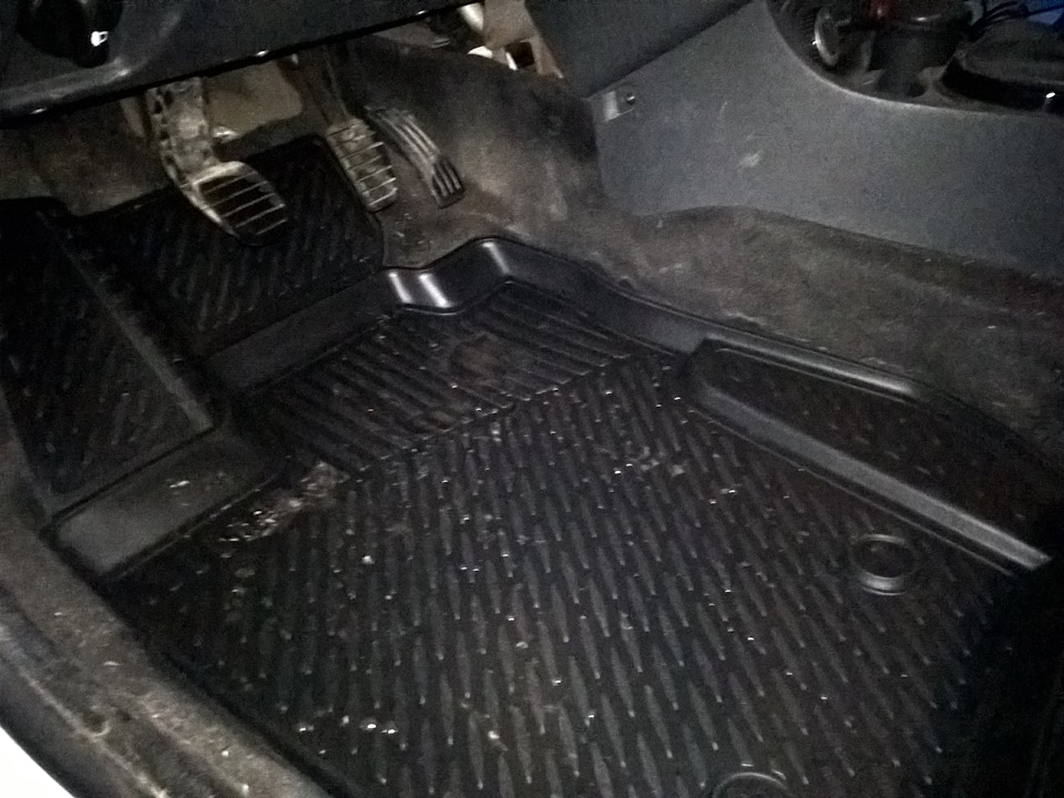 Болото под водительским ковриком! — Renault Duster (1G), 1,5 л, 2013 ...