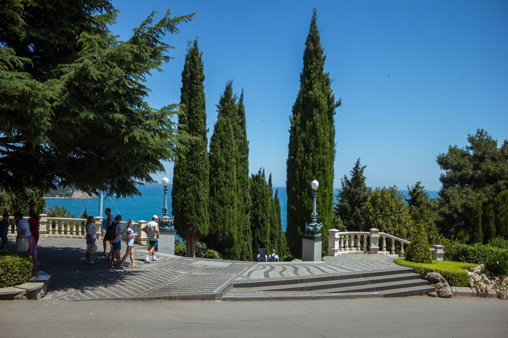 Алушта партенит. Симферополь Партенит. Поэтический Гурзуф, дворцы и парки Партенита. Крым аллея к морю. Герб поселка Партенит Крым.