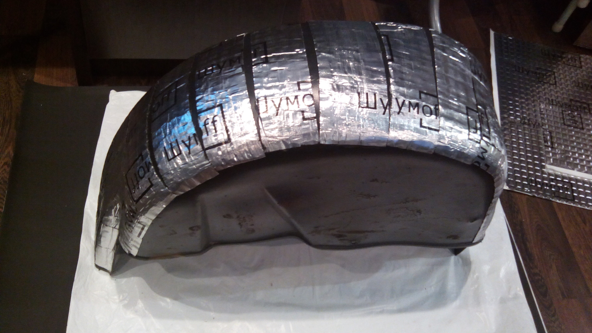 Виброизоляция подкрылков. Виброизоляция арок автомобиля. Шумоизоляция stp подкрылков авто. Виброизоляция подкрылков. Виброизоляция арок honda accord 8.