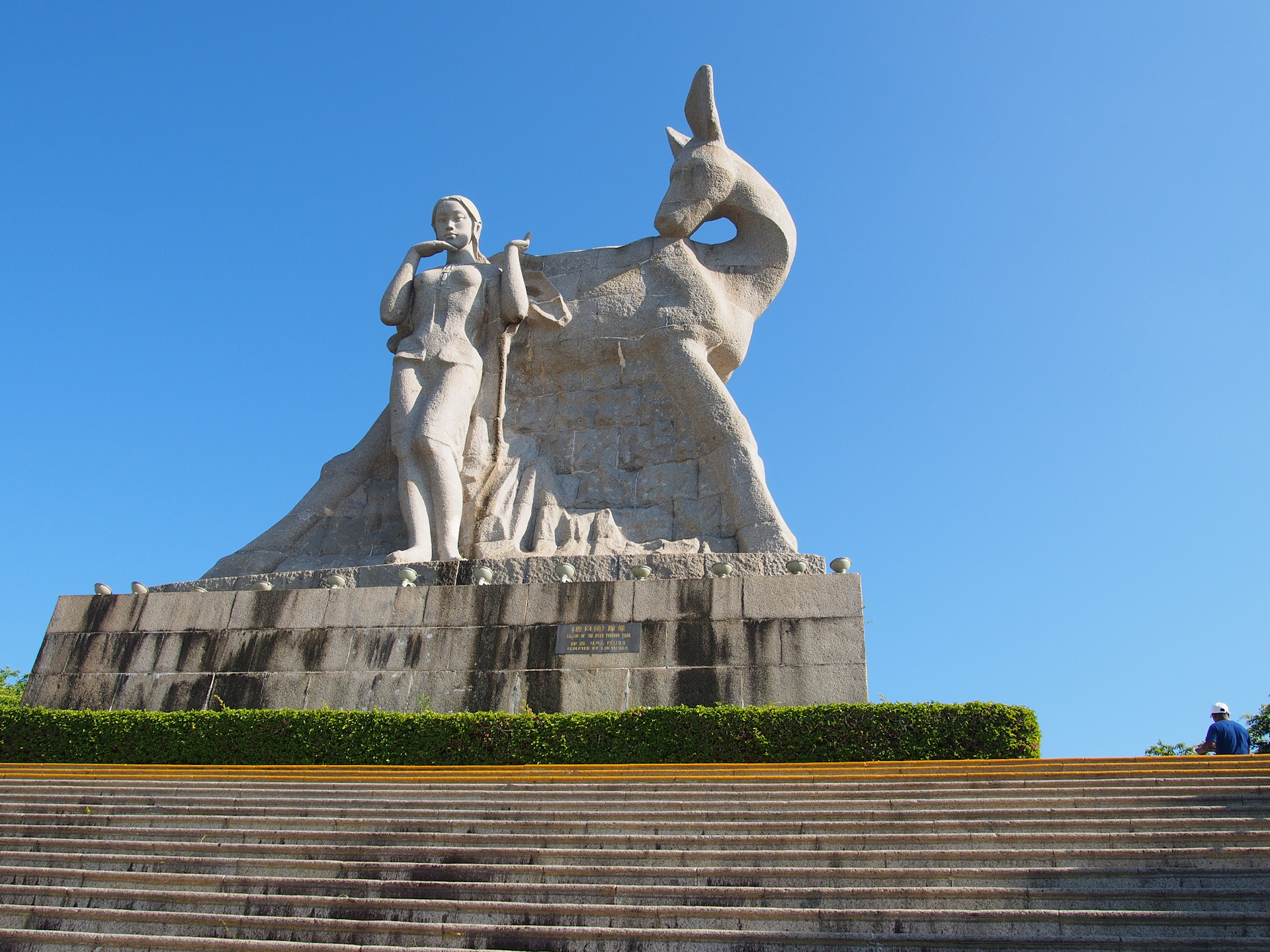 Санья олень. Хайнань парк олень повернул. Санья Хайнань олень повернул голову. Парк Лухуэйтоу Санья. Парк олень повернул голову Китай.