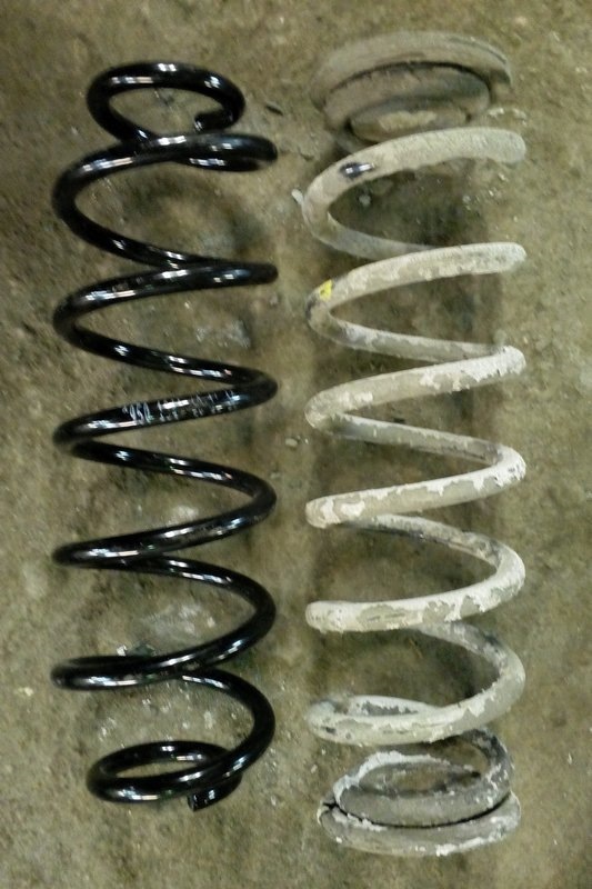 Задние пружины Евро слева и ППД справа — задние ЕВРО чутка заметнее короче. — Skoda Octavia A5 Mk2