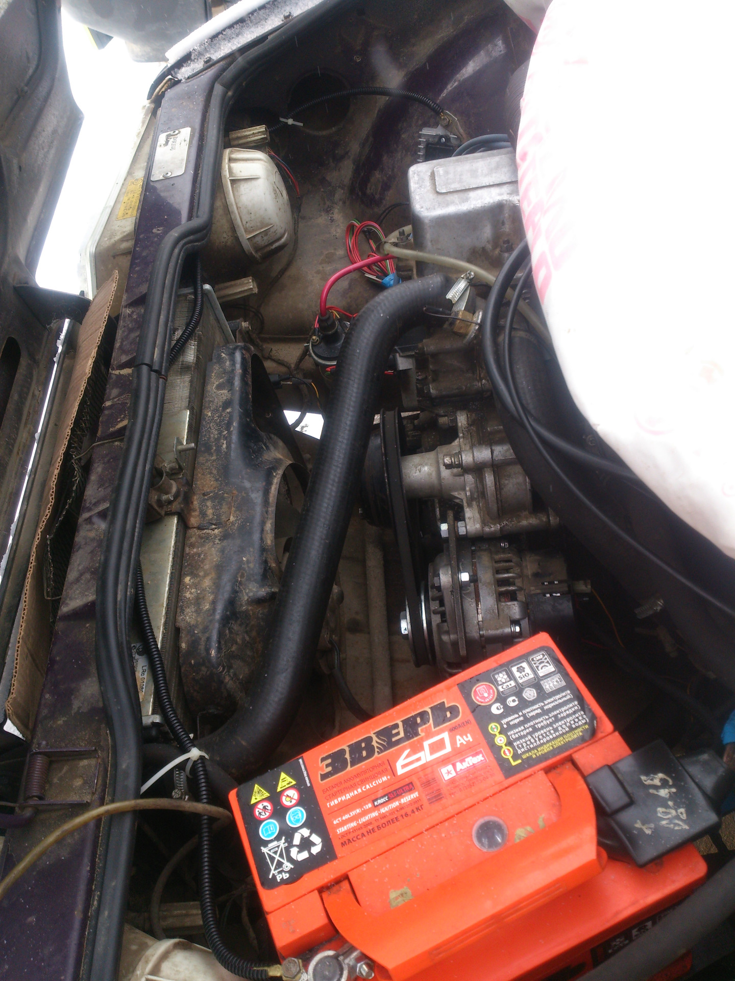 Заводской аккумулятор иж ода. Клеммы на акб иж планета 4. Перемычка акб генератор на иж ода. Масса выключения аккумулятора иж 2126. Крепления акб иж ода.