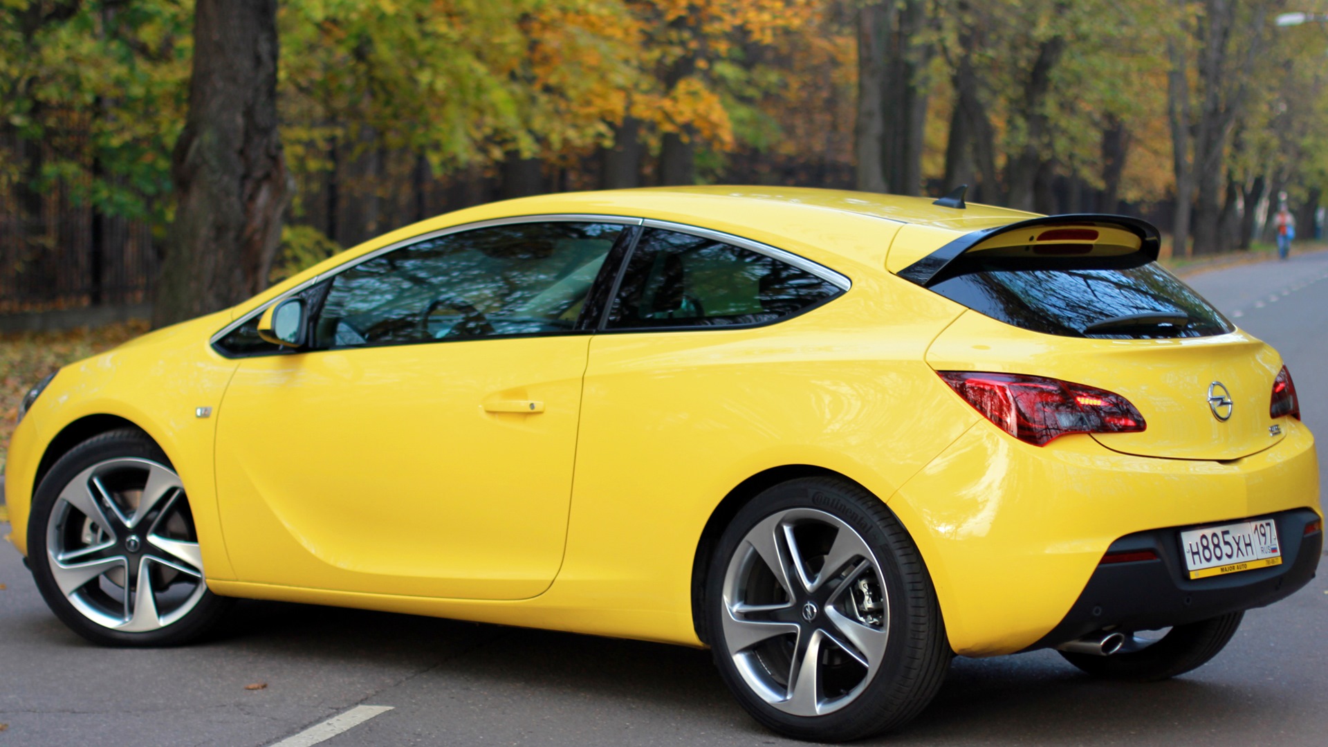 Astra j gtc. Жёлтая Astra j GTC r17. Опель Астра GTC Золотая. Опель GTC 202. Дизельная Opel j GTC.