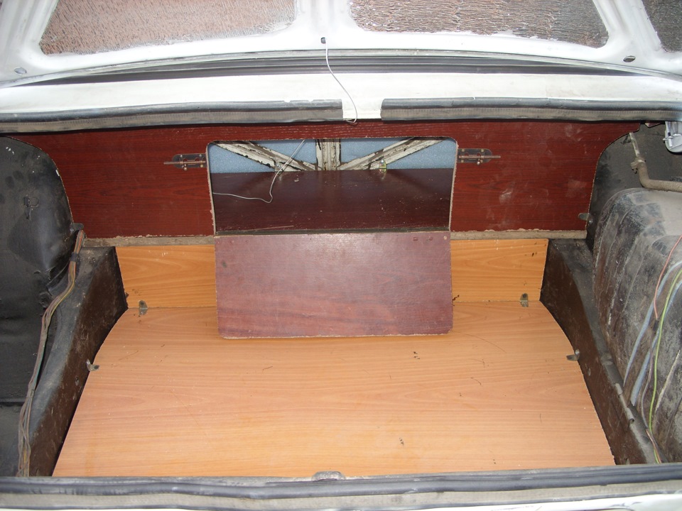 багажник еще в разработке (надо обшить карпетом) щас хоть багажник с ...