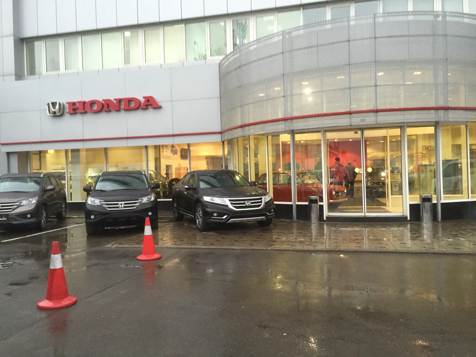 Honda челябинск. Автосалон Хонда в Москве. Хонда центр Москва. Дилерский центр Хонда. Автосалон Хонда на Тульской.