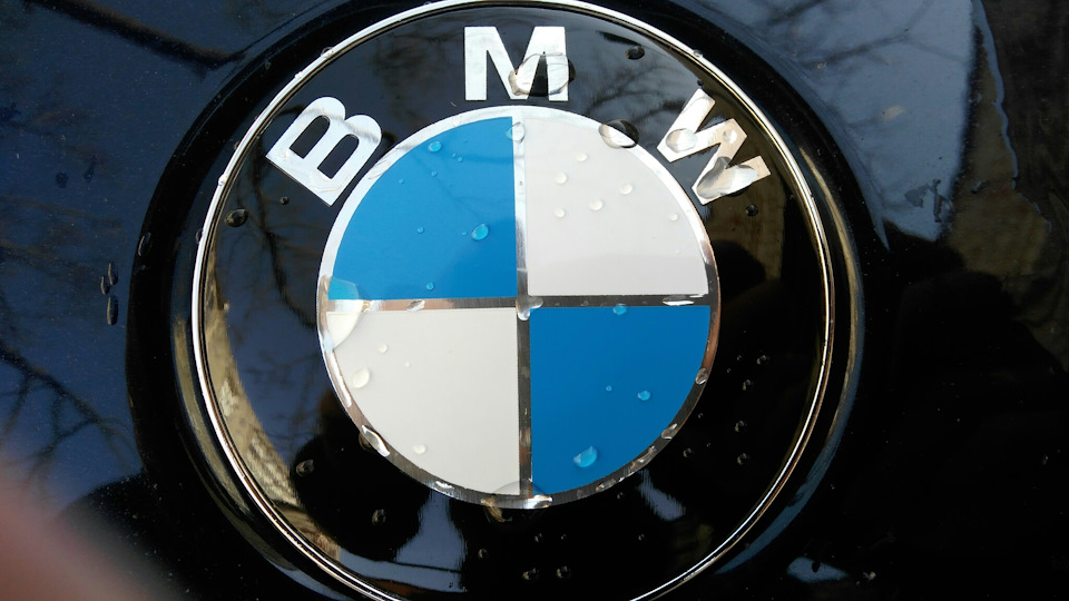 Bmw изменил логотип в поддержку