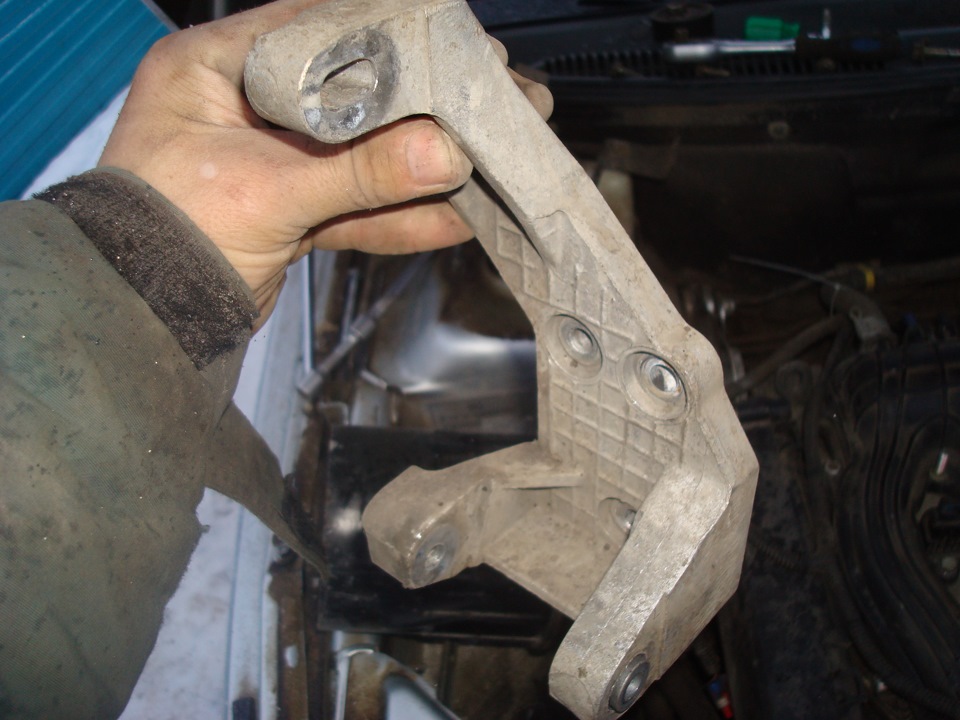 сорванный болт с гайкой на правой опоре двигателя и натяжка грм — Lada ...