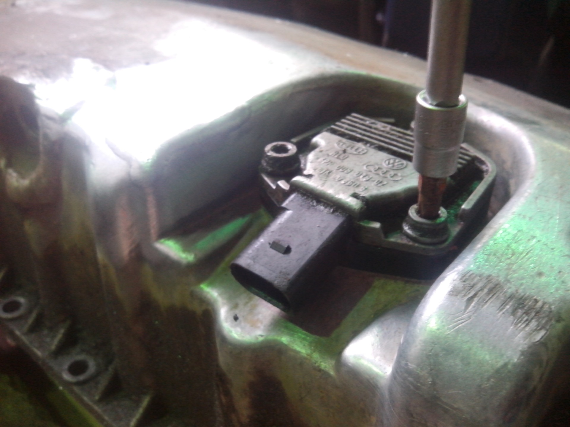 Снять датчик уровня масла. Датчик уровня масла е34. Датчик уровня масла ауди а4 б5 1. Снять датчик уровня масла. Датчик уровня масла tiguan.