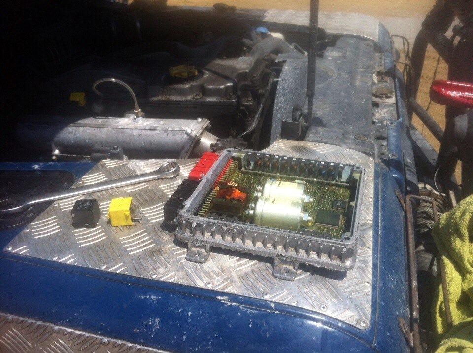 Вскрываем ECU, сушим, проливаем WD40 — Land Rover Defender (L315/L316)