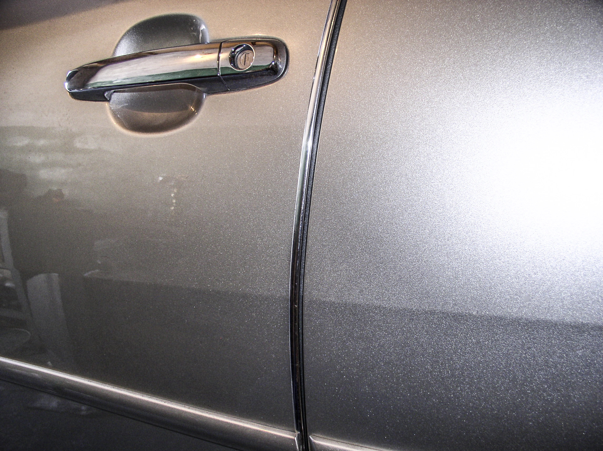 Как называется накладка на дверь автомобиля. Хромированные вставки на двери авто. Кант на дверь автомобиля.