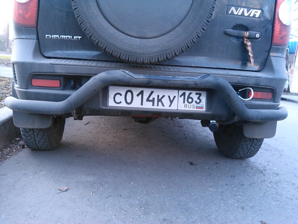 Газовое оборудование на ниву chevrolet. 828b744s 960. Газовое оборудование на ниву chevrolet фото. Газовое оборудование на ниву chevrolet-828b744s 960. картинка Газовое оборудование на ниву chevrolet. картинка 828b744s 960. Я помню еще те времена, когда бензин стоил 14 рублей за литр, тогда у меня был мотоцикл. Затем появилась первая машина, а бензин подорожал до 18, а затем до 20 рублей. 25 литров на 500 рублей еще не очень парило. Затем бензин становится 23.25 рублей и вот уже на 500 рублей получается только 20 литров. В те времена друг работал в такси, тоже на карбюраторной волге, но уже на газу. Я помню эти заморочки с регулировкой, целым ритуалом перехода с газа на бензин, запахом в салоне и т.д. Поэтому про газ не думал. Волга у меня ела 10л на сотню.К моменту когда я пересел на ниву бензин стоил около 25-26 рублей за литр, а когда я начал задумываться о переходе на газ уже 28 рублей. Как оказалось прогресс не стоит на месте и в отношении ГБО. 4 поколение устанавливается на инжекторные машины. Управление происходит через свой бортовой компьютер, который снимает показания с бензиновых форсунок и регулирует подачу газа в коллектор через 4 форсунки (на каждой камере). Расход газа значительно ниже чем у предыдущего поколения, потеря мощности в пределах 10%.Итак, оборудование Ловато, компьютер Диджитроник, баллон обычный на 65 литров с наполнением 62,5 установлен в багажнике. Стоимость с установкой 19500 руб. Ставилось при пробеге около 70 000 км.По ощущениям динамика улучшилась. Может быть пора было мыть топливную систему, но симптомов этого не было. Так что примем как данность- нива на газу едет лучше, чем на бензине. Проверено на 2 нивах. Стоимость топлива снижается в 2 раза. На тот момент 28 рублей за бензин и 14 рублей за газ. Срок окупаемости 23 000 км.